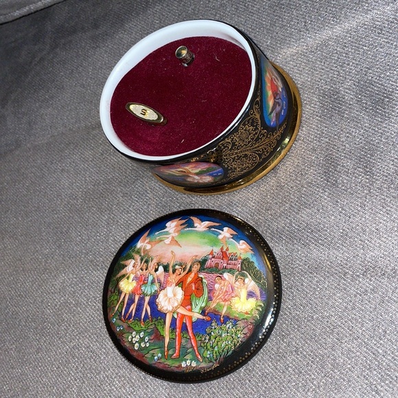 Vintage Ardleigh Elliott & Sons Porcelain Trinket music box. - Picture 2 of 10